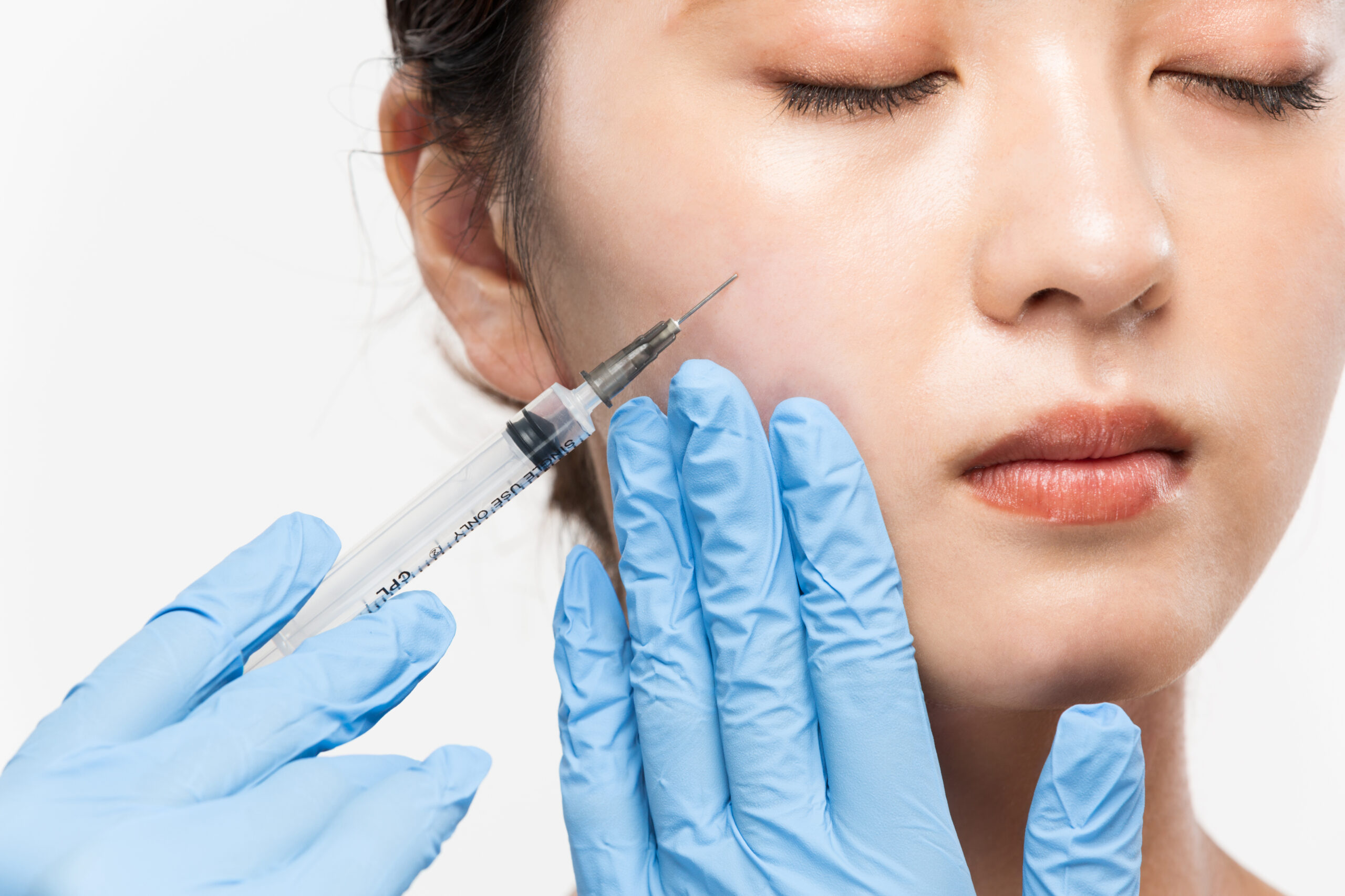 ヒアルロン酸で顔がパンパンになるか心配…そうならないための対策